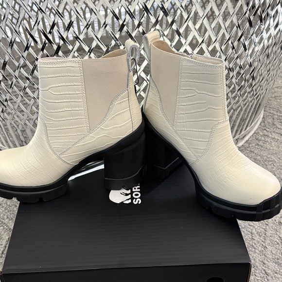 Sorel Women's Textured White Ankle Boots size 8-new - Picture 5 of 6